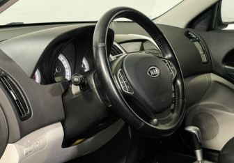 Подержанный автомобиль Kia Ceed Hatchback 2008 года (13 фото)
