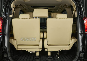 Подержанный автомобиль Toyota Alphard 2021 года (6 фото)