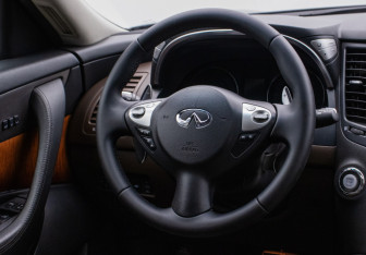 Подержанный автомобиль Infiniti QX70 2016 года (15 фото)