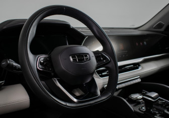 Подержанный автомобиль Geely Monjaro 2023 года (12 фото)