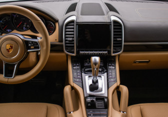 Подержанный автомобиль Porsche Cayenne 2015 года (14 фото)