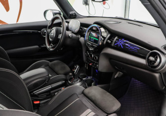 Подержанный автомобиль MINI Hatch 2021 года (13 фото)