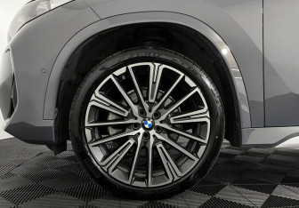 Подержанный автомобиль BMW X1 2025 года (7 фото)