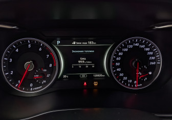 Подержанный автомобиль Genesis G70 2019 года (16 фото)