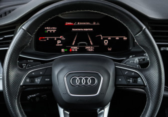 Подержанный автомобиль Audi Q8 2021 года (28 фото)