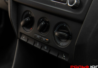Подержанный автомобиль Skoda Rapid Liftback 2014 года (12 фото)
