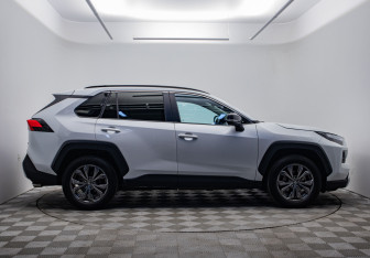 Подержанный автомобиль Toyota RAV4 2024 года (4 фото)