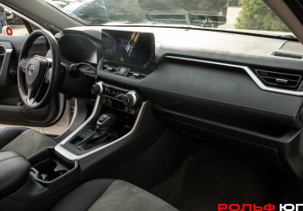 Подержанный автомобиль Toyota RAV4 2025 года (7 фото)