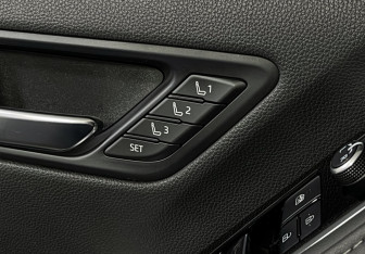 Подержанный автомобиль Toyota Land Cruiser Suv 2022 года (17 фото)