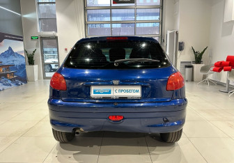 Подержанный автомобиль Peugeot 206 Hatchback 2002 года (5 фото)