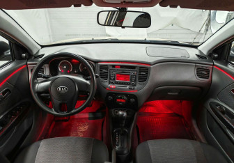 Подержанный автомобиль Kia Rio Hatchback 2009 года (11 фото)