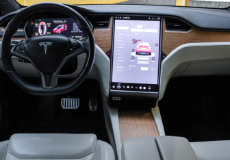 Подержанный автомобиль Tesla Model X 2019 года (12 фото)