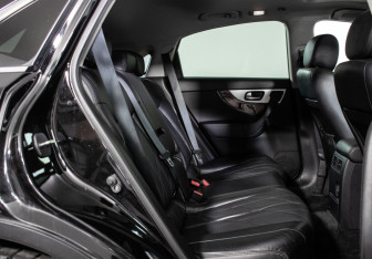Подержанный автомобиль Infiniti QX70 2013 года (11 фото)