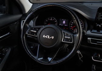 Подержанный автомобиль Kia Seltos 2021 года (10 фото)