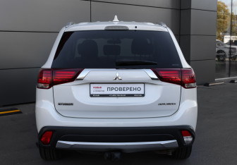 Подержанный автомобиль Mitsubishi Outlander 2018 года (6 фото)