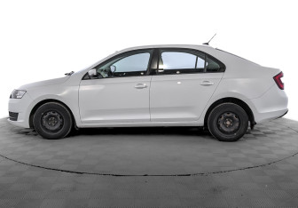 Подержанный автомобиль Skoda Rapid Liftback 2017 года (8 фото)