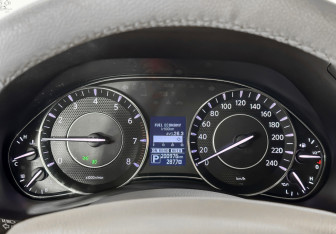 Подержанный автомобиль Nissan Patrol 2014 года (10 фото)