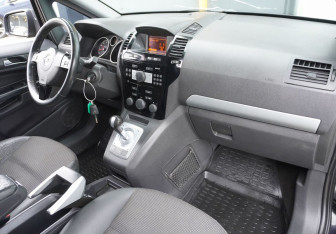 Подержанный автомобиль Opel Zafira Compactvan 2010 года (10 фото)