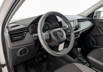 Подержанный автомобиль Skoda Rapid Liftback 2021 года (16 фото)