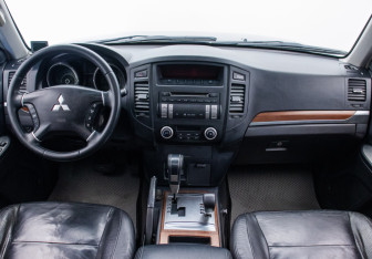 Подержанный автомобиль Mitsubishi Pajero 2007 года (13 фото)