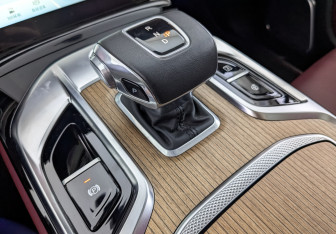 Подержанный автомобиль Hongqi E-HS9 2022 года (21 фото)