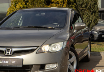 Подержанный автомобиль Honda Civic Sedan 2008 года (19 фото)