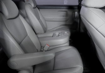 Подержанный автомобиль Kia Carnival 2016 года (10 фото)