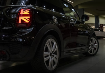 Подержанный автомобиль MINI Hatch 2019 года (10 фото)