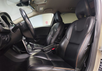 Подержанный автомобиль Volvo V40 Cross Country 2017 года (10 фото)