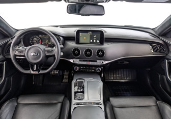 Подержанный автомобиль Kia Stinger 2018 года (14 фото)