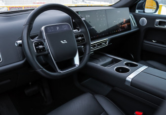 Подержанный автомобиль LiXiang L7 2024 года (12 фото)