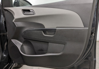 Подержанный автомобиль Chevrolet Aveo Sedan 2015 года (18 фото)