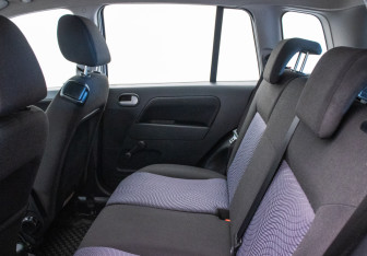 Подержанный автомобиль Ford Fusion 2006 года (11 фото)