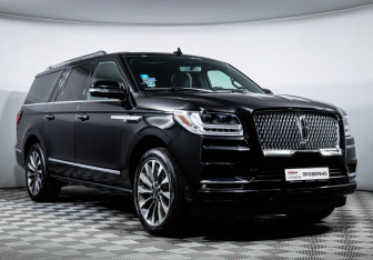 Подержанный автомобиль Lincoln Navigator 2021 года (3 фото)