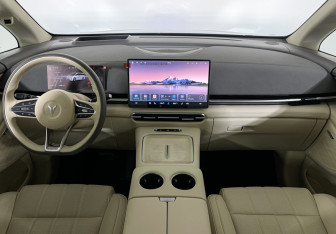 Подержанный автомобиль Voyah Dream 2025 года (12 фото)