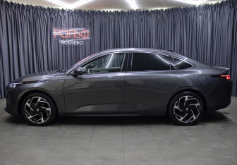 Подержанный автомобиль Changan Lamore 2023 года (8 фото)