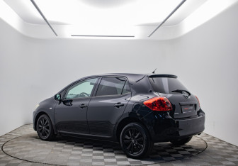 Подержанный автомобиль Toyota Auris Hatchback 2009 года (7 фото)