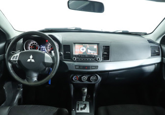Подержанный автомобиль Mitsubishi Lancer Sedan 2011 года (10 фото)