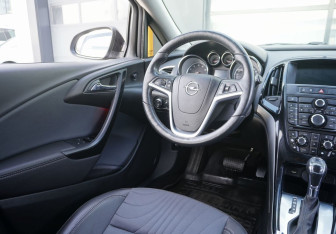 Подержанный автомобиль Opel Astra Hatchback 2014 года (13 фото)