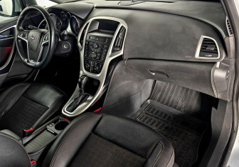 Подержанный автомобиль Opel Astra Hatchback 2012 года (10 фото)