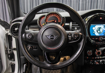 Подержанный автомобиль MINI Hatch 2019 года (17 фото)