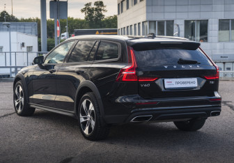 Подержанный автомобиль Volvo V60 Cross Country 2020 года (7 фото)
