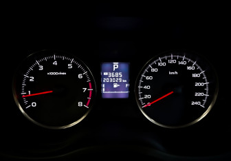 Подержанный автомобиль Subaru XV 2014 года (13 фото)