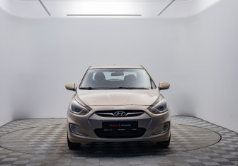 Подержанный автомобиль Hyundai Solaris Sedan 2011 года (2 фото)