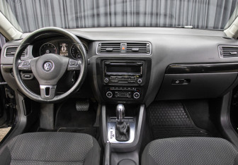 Подержанный автомобиль Volkswagen Jetta Sedan 2012 года (14 фото)