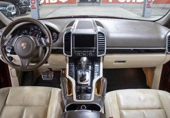 Подержанный автомобиль Porsche Cayenne 2013 года (14 фото)