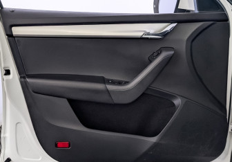 Подержанный автомобиль Skoda Octavia Liftback 2019 года (19 фото)