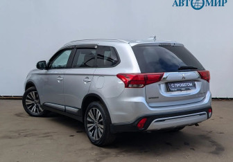 Подержанный автомобиль Mitsubishi Outlander 2018 года (7 фото)