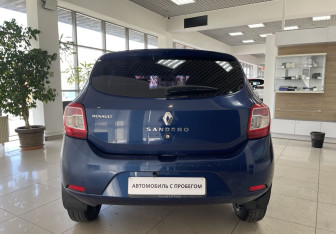 Подержанный автомобиль Renault Sandero 2015 года (6 фото)