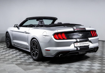 Подержанный автомобиль Ford Mustang Convertible 2018 года (16 фото)